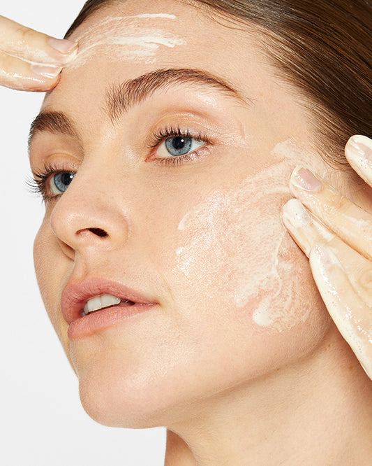 Exfolier sa peau sèche : pourquoi est-ce une bonne idée ?