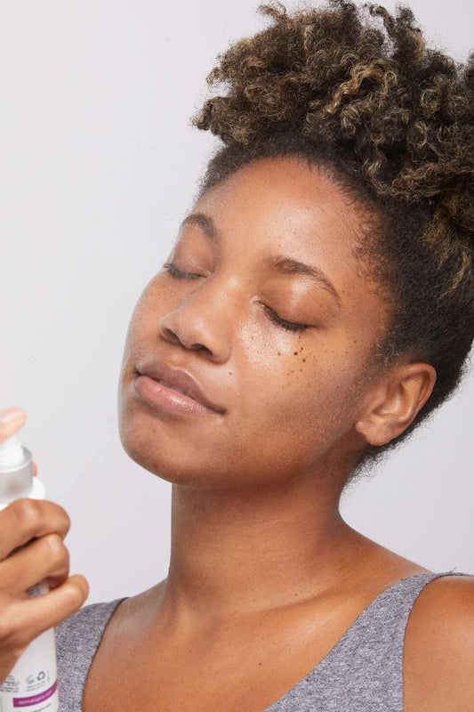 Quand appliquer une brume pour le visage ? A quel moment de la routine de soin doit-on appliquer sa lotion ?