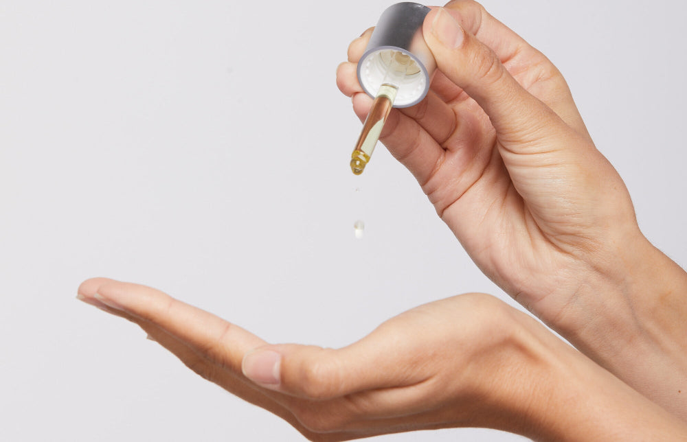 application sérum rétinol sur le visage