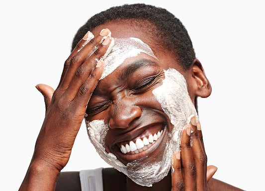 Exfoliation pour maquillage : le pas-à-pas pour un teint lisse qui tient