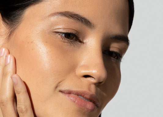 Top 4 des meilleurs nettoyants visage pour peaux grasses : purifiez et matifiez votre peau