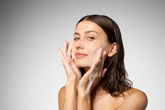 UV visage : pourquoi les peaux à imperfections ont encore plus besoin de SPF