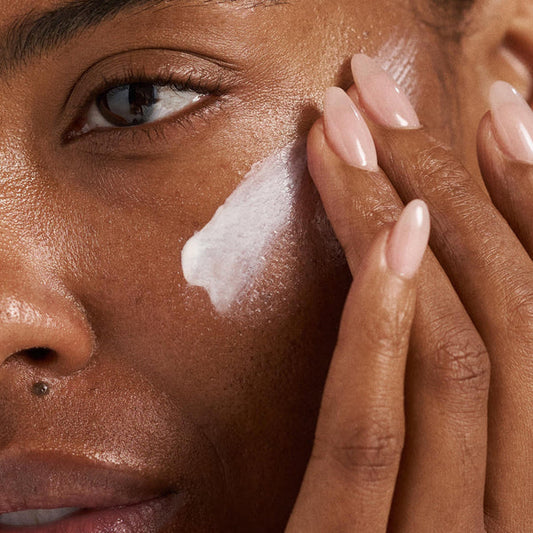Crème hydratante avec SPF : dans quels cas elle suffit, et dans quels cas non