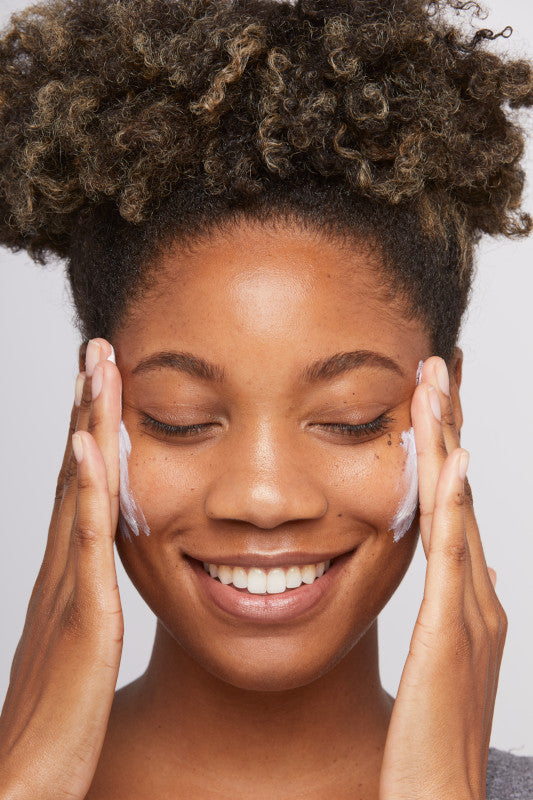 femme qui applique crème solaire visage SPF30